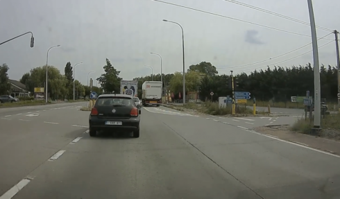 2019-07-18 00:00:00 - Levensgevaarlijk: vrachtwagenchauffeur haalt rechts in, over fietspad
