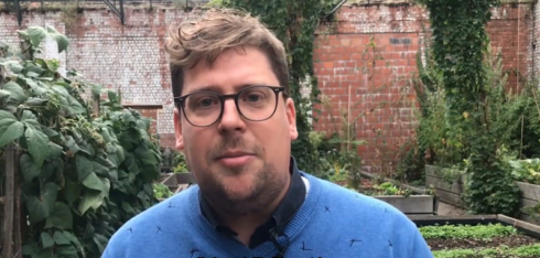 2020-04-26 00:00:00 - Jeremie Vaneeckhout (Groen): "Leerlingen opvangen in lege kerken of sportzalen"