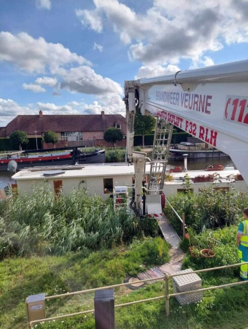 2023-07-29 00:00:00 - Persoon van woonboot gehaald met ladderwagen in Veurne