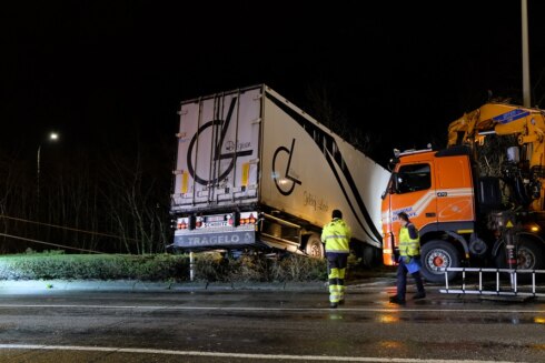 2019-12-27 00:00:00 - Vrachtwagen met 9 ton aardbeien in de gracht