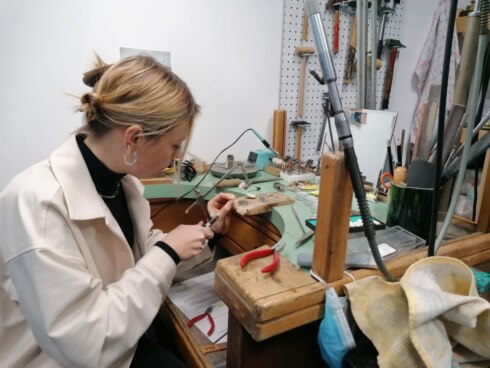 2021-02-08 00:00:00 - Creatieve en jonge juwelenontwerpster uit Brugge wint prijs