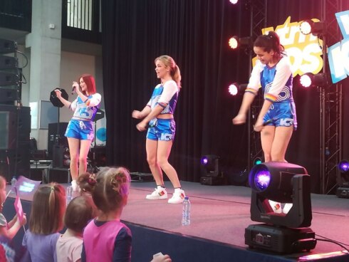 2018-03-30 00:00:00 - K3 geeft exclusief concert in school in Oekene