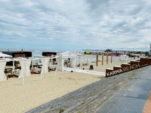 2023-07-20 00:00:00 - Vier minderjarigen vernielen strandbar: 'zelfs speelgoed van mijn zoontje'
