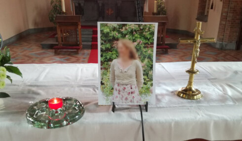 2018-05-15 00:00:00 - Kaarsenwake voor vermoorde vrouw uit Ettelgem