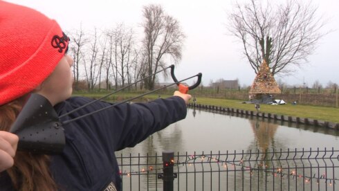 2021-12-19 00:00:00 - Schiet kerstballen kapot in Kruiseke