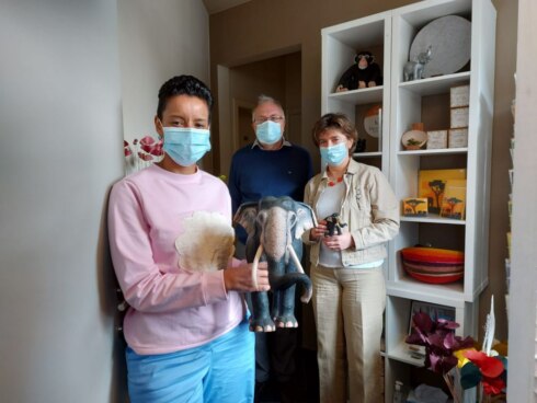 2021-05-06 00:00:00 - Papier uit... olifantenpoep? Ook minister Kitir is onder de indruk