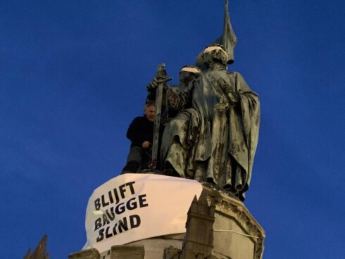2022-02-21 00:00:00 - "Brugge blijft blind": klimaatactie aan standbeeld op Markt