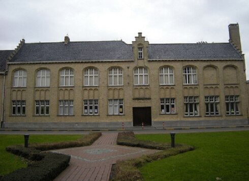 2016-08-19 00:00:00 - Poperingse scholen kopen klooster