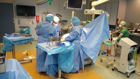 2021-02-01 00:00:00 - Robot plaatst 1.000ste knieprothese: "Internationale interesse"