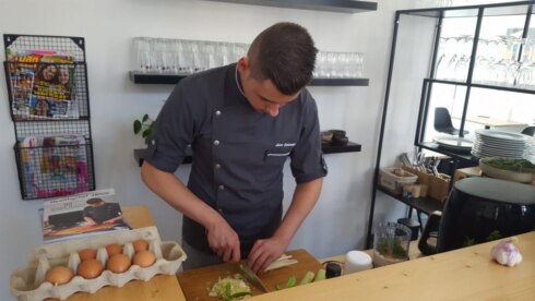 2021-08-27 00:00:00 - Healthy chef Janos (16) brengt eerste kookboek uit