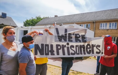 2020-06-03 00:00:00 - Spontane protestactie aan asielcentrum in Koksijde: "We are not prisoners"