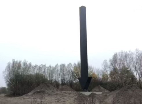 2018-11-27 00:00:00 - Monumentale zwarte pijl siert Westkapelle