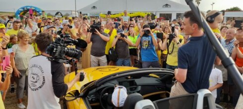 2022-08-05 00:00:00 - Hulde Yves Lampaert: gele cabrio & 150 tractoren