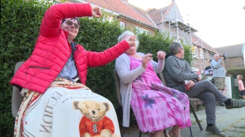 2020-05-30 00:00:00 - 'De Langste Stoel' doorbreekt eenzaamheid in Brugge