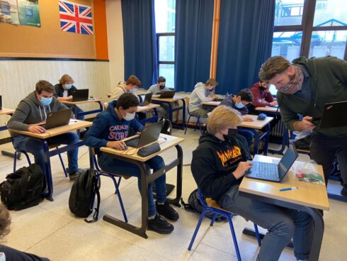 2020-12-17 00:00:00 - School draait op voor gratis en ongeschikte laptops
