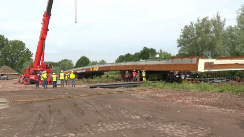 2022-06-04 00:00:00 - Brugdek voor de nieuwe Leiebrug in Bissegem komt aan