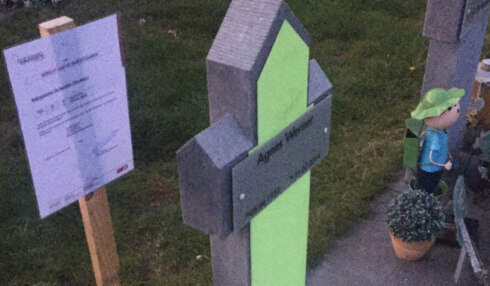 2017-10-04 00:00:00 - Lichtgevende grafsteen moet verdwijnen