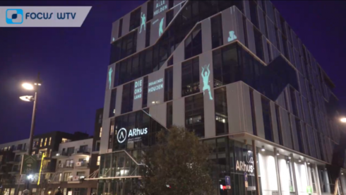 2020-03-29 00:00:00 - Lichtspektakel op gevel Arhus als dank voor mensen in de zorg