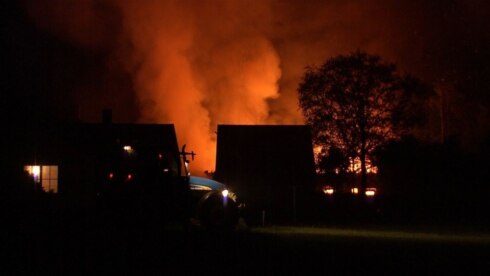 2019-05-02 00:00:00 - Zware brand vernielt loods van hoeve in Beernem