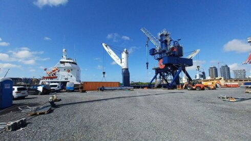 2023-04-25 00:00:00 - Een van de grootste losinstallaties vertrekt vanuit Oostende naar Denemarken