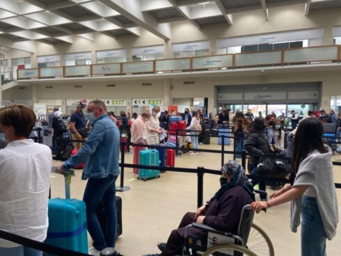 2021-07-01 00:00:00 - Vlotte vakantie-uittocht op luchthaven, ondanks actie douane