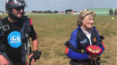 2019-07-29 00:00:00 - Marina Wally springt uit een 'vliegmachien'