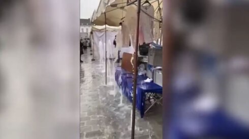2021-03-04 00:00:00 - Marktkramer krijgt letterlijk een koude douche