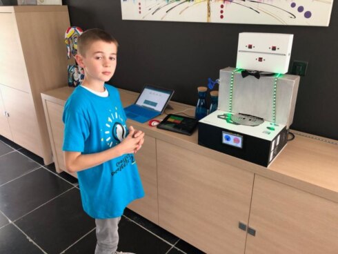 2019-05-02 00:00:00 - Knap! 11-jarige uitvinder bouwt 'drinkrobot'