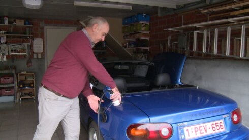 2016-10-24 00:00:00 - Tieltenaren bouwen oude Mazda om tot elektrische wagen