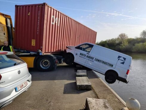 2022-04-12 00:00:00 - Handrem niet opgetrokken: vrachtwagen duwt twee wagens in Leie