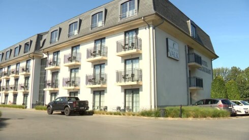 2021-09-08 00:00:00 - Messi in Oostkamp: politie en security sluiten hotel hermetisch af
