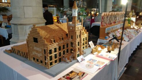 2023-04-07 00:00:00 - Schilderij op een spijker, stadhuis met 5.000 kurken, dit is het miniaturenfestival