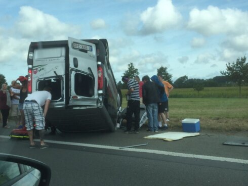 2016-08-28 00:00:00 - Minibusje gaat over kop in Jabbeke