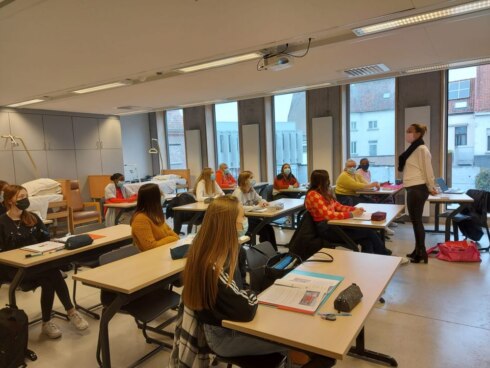 2021-10-25 00:00:00 - (Hoge)scholen voeren zelf mondmaskerplicht weer in
