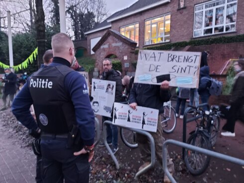 2021-12-06 00:00:00 - Protest aan schoolpoort tegen mondmaskerplicht voor kinderen