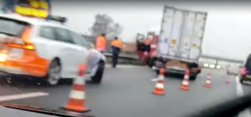 2023-01-12 00:00:00 - Monsterfile zwelt aan op E403: vrachtwagen in schaar