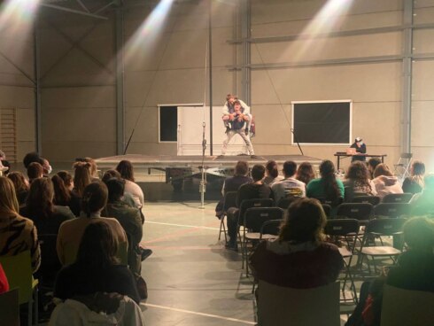 2022-04-01 00:00:00 - Man met muco is circusacrobaat: aangrijpende voorstelling