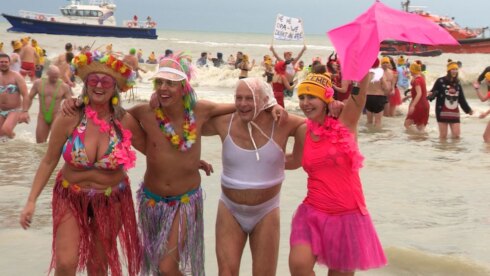 2023-01-07 00:00:00 - Kleurrijke nieuwjaarsduik in Oostende met meer dan 3.000 'ijsberen'