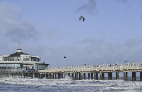 2018-12-08 00:00:00 - Kiter springt over pier van Blankenberge