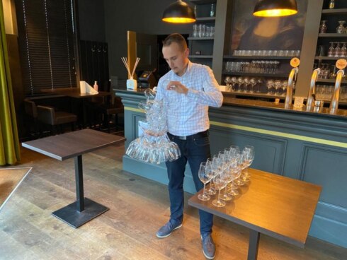 2020-11-18 00:00:00 - Ober valt wereldrecord glazen in 1 hand aan