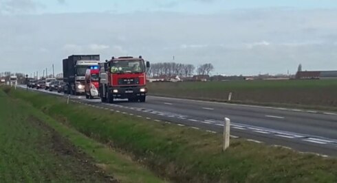 2021-03-15 00:00:00 - Brandweer ruimt lang oliespoor op tussen Veurne en Ieper