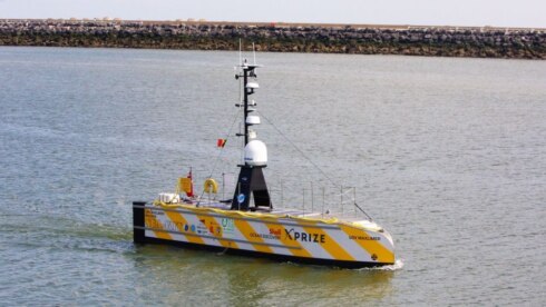 2019-05-10 00:00:00 - Wereldprimeur: Schip steekt kanaal over zonder bemanning