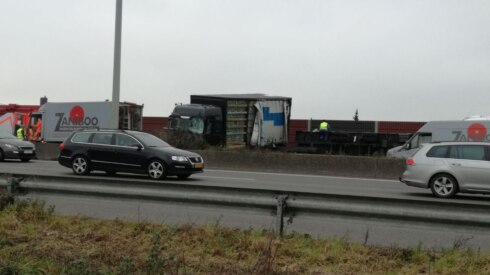 2017-11-15 00:00:00 - Ongeval op E17 in Waregem zorgt voor verkeerschaos