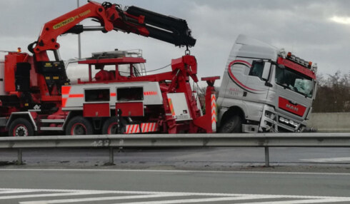 2018-01-03 00:00:00 - E403 urenlang versperd na ongeval met vrachtwagen