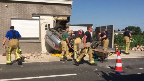 2020-06-24 00:00:00 - Wagen knalt in woning in Pittem