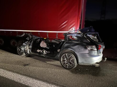 2023-07-13 00:00:00 - Moeder van twee kinderen overleden na crash tegen vrachtwagen op E40