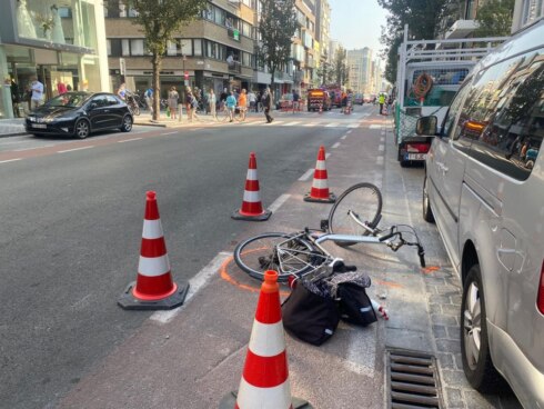 2020-09-14 00:00:00 - Dolgedraaide auto sleurt fietsster mee in Oostende