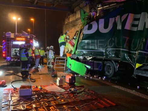 2019-02-05 00:00:00 - Vrachtwagen tegen brug op E40, rijbaan weer vrij