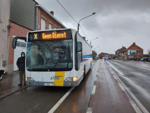 2021-12-01 00:00:00 - Koppel in levensgevaar na aanrijding door lijnbus in Menen