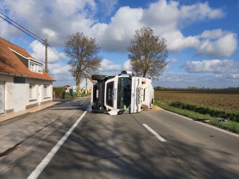 2020-03-06 00:00:00 - Abeelseweg in Poperinge afgesloten door gekantelde vrachtwagen